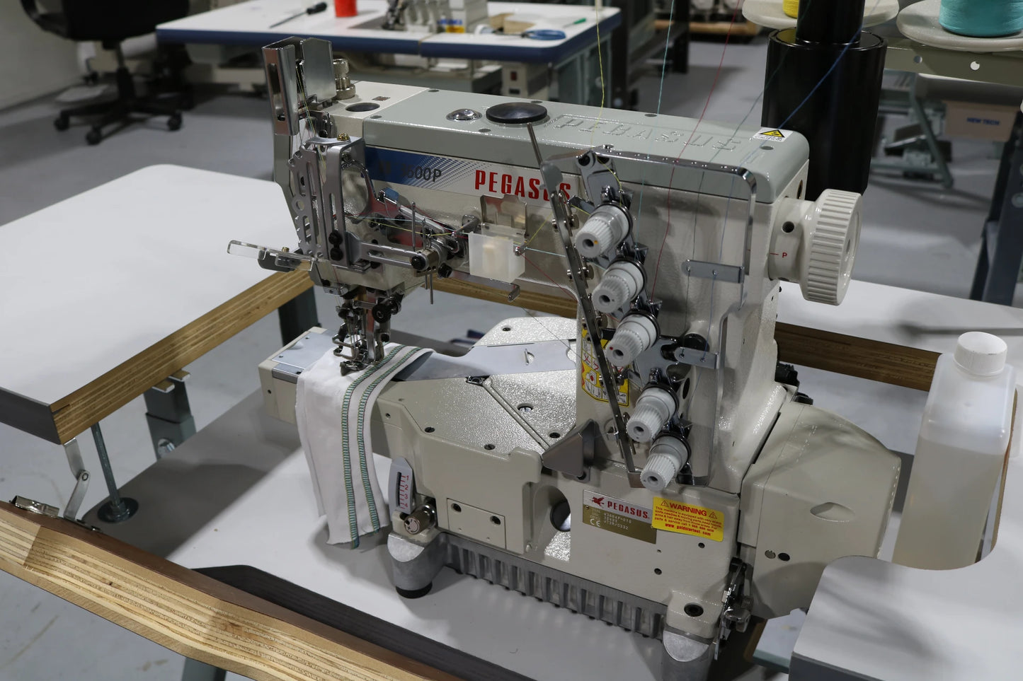 Pegasus W3664P-01G 5 Thread Coverstitch Oil Barrier Cylinder Bed Industrial Interlock Stitch Machine With Table and Servo Motor