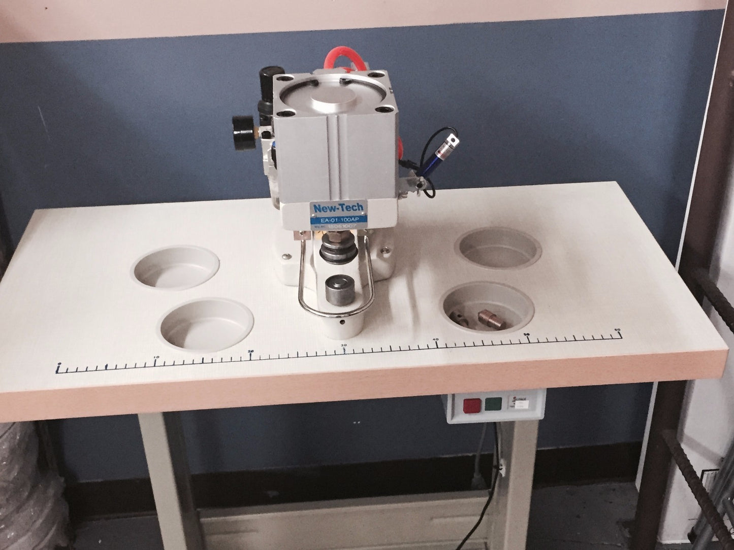 Pneumatic Attaching Machine with Laser Pointer and table for Grommet/Snap/Button
