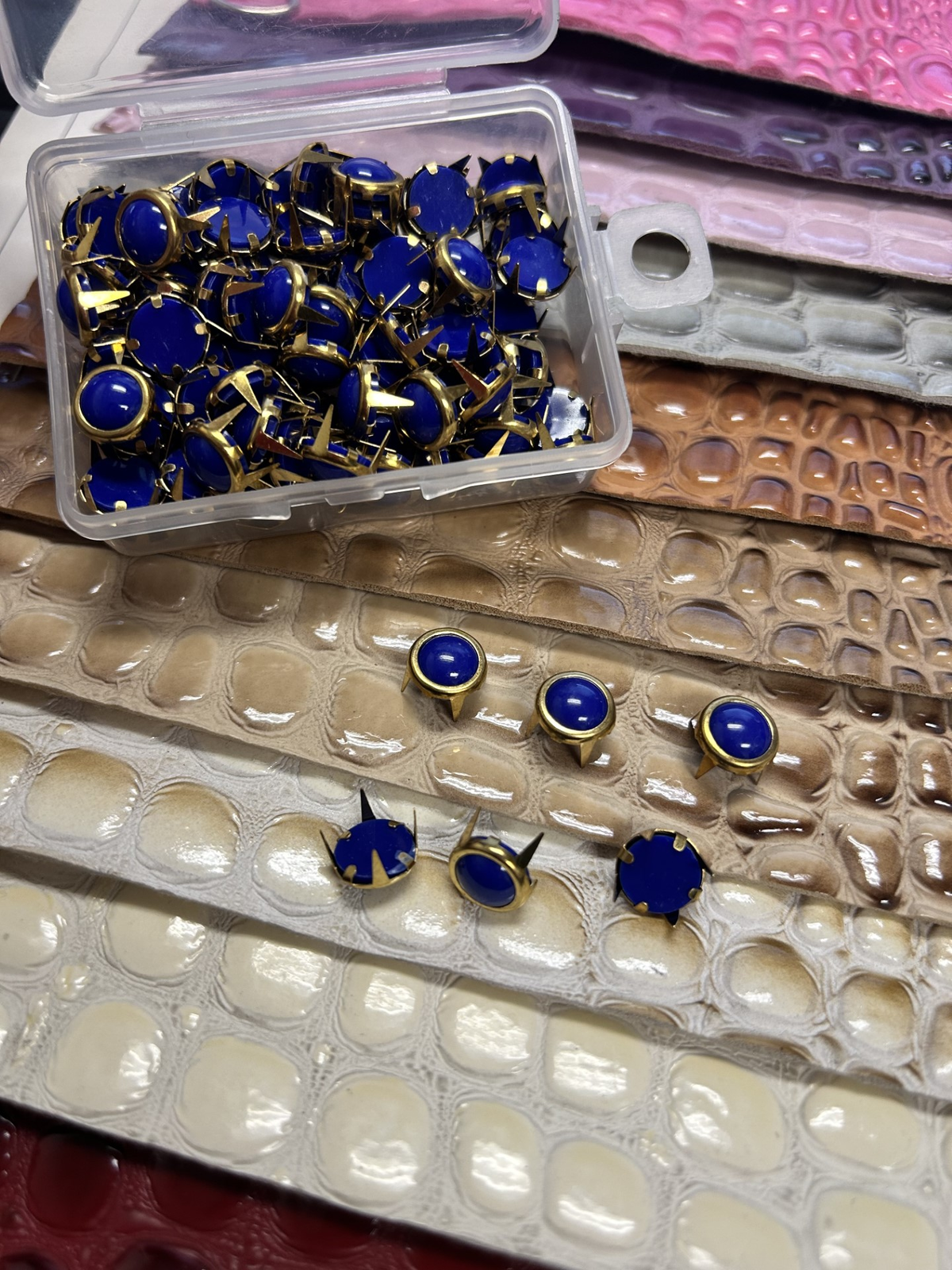 100 PCS 4 Prong Gemocite Acrylic Stone Rivets Gold Trim FREE SHIPPING US SELLER