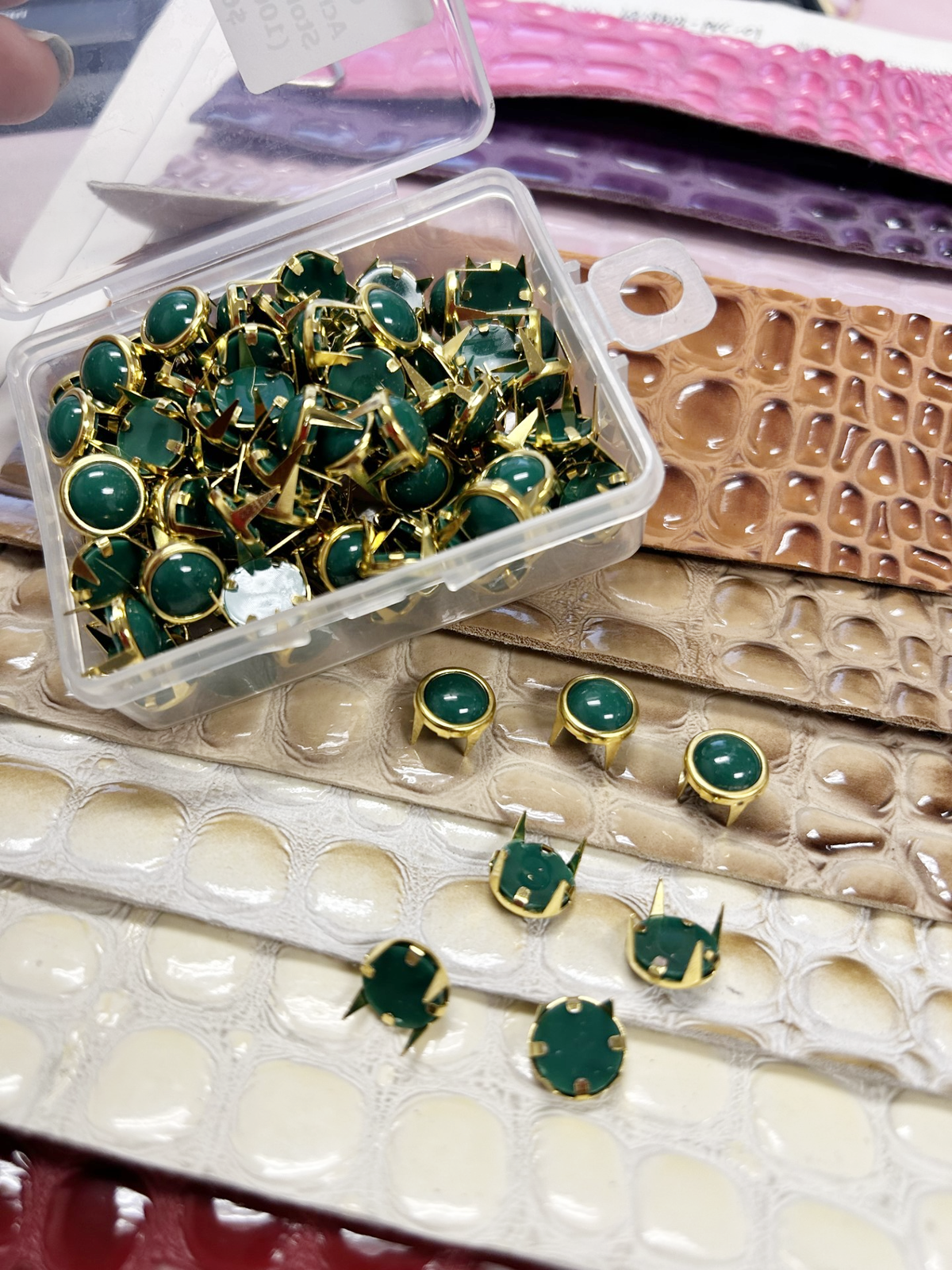 100 PCS 4 Prong Gemocite Acrylic Stone Rivets Gold Trim FREE SHIPPING US SELLER