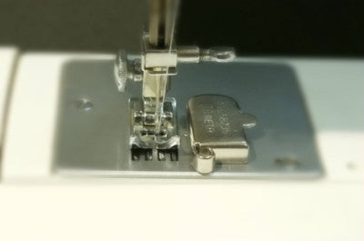 SEWING MACHINE MINI MAGNETIC SEAM GUIDE 3 IN 1, WILL FIT ALL TYPE OF SEWING MACH
