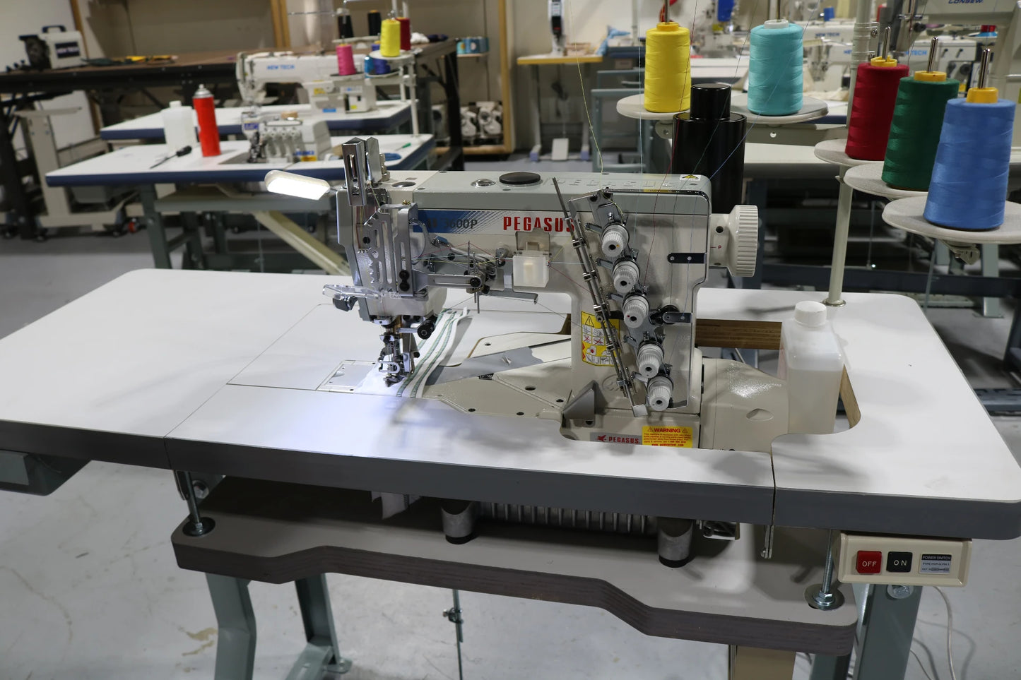 Pegasus W3664P-01G 5 Thread Coverstitch Oil Barrier Cylinder Bed Industrial Interlock Stitch Machine With Table and Servo Motor